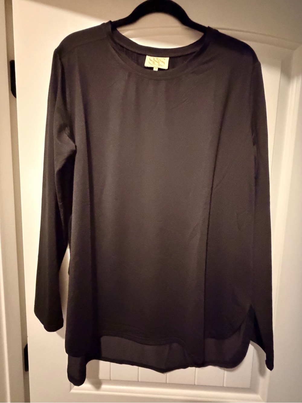 Women's Black Long-Sleeve Crewneck Top